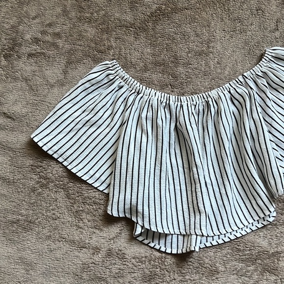 4 FOR $25 - NWOT Striped Off the Shoulder Flowy Top - Picture 2 of 4